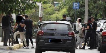 Εικόνα από τη μεταγωγή των δύο γιατρών στον ανακριτή (φωτ.: Σωτήρης Δημητρόπουλος/EUROKINISSI)