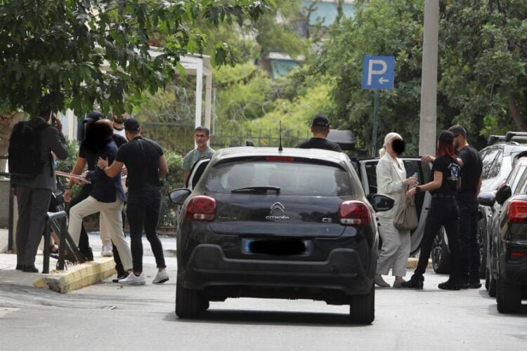Εικόνα από τη μεταγωγή των δύο γιατρών στον ανακριτή (φωτ.: Σωτήρης Δημητρόπουλος/EUROKINISSI)