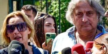 Ο υπνοθεραπευτής Νάσος Κομιανός κατά την προσέλευσή του στον ανακριτή στα δικαστήρια της πρώην Σχολής Ευελπίδων (φωτ.: Μιχάλης Παπανικολάου/EUROKINISSI)