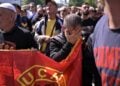 Αλβανοί του Κοσόβου εκδηλώνουν την αλληλεγγύη τους προς τους πρώην ηγέτες του Απελευθερωτικού Στρατού του Κοσόβου (UCK), στην Πρίστινα του Κοσόβου (φωτ.: EPA/ARBEN LLAPASHTICA)