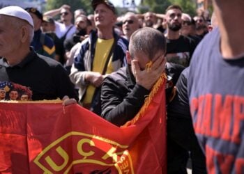 Αλβανοί του Κοσόβου εκδηλώνουν την αλληλεγγύη τους προς τους πρώην ηγέτες του Απελευθερωτικού Στρατού του Κοσόβου (UCK), στην Πρίστινα του Κοσόβου (φωτ.: EPA/ARBEN LLAPASHTICA)