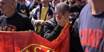Αλβανοί του Κοσόβου εκδηλώνουν την αλληλεγγύη τους προς τους πρώην ηγέτες του Απελευθερωτικού Στρατού του Κοσόβου (UCK), στην Πρίστινα του Κοσόβου (φωτ.: EPA/ARBEN LLAPASHTICA)