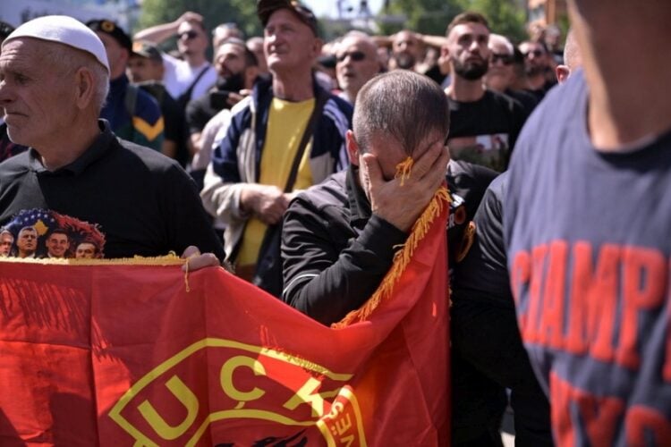 Αλβανοί του Κοσόβου εκδηλώνουν την αλληλεγγύη τους προς τους πρώην ηγέτες του Απελευθερωτικού Στρατού του Κοσόβου (UCK), στην Πρίστινα του Κοσόβου (φωτ.: EPA/ARBEN LLAPASHTICA)