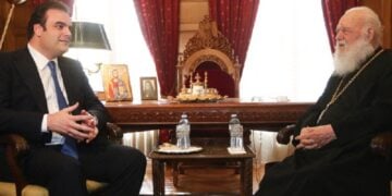 Με τον υπουργό Οικονιμικών Κυριάκο Πιερρακάκη συναντήθηκε σήμερα ο αρχιεπίσκοπος Ιερώνυμος στην Αρχιεπισκοπή Αθηνών (φωτ.: ΧΡΗΣΤΟΣ ΜΠΟΝΗΣ//ΑΡΧΙΕΠΙΣΚΟΠΗ ΑΘΗΝΩΝ)