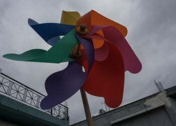 Παιδικός ανεμόμυλος με φόντο τον συννεφιασμένο ουρανό (φωτ.: Θανάσης Καλλιαράς/ EUROKINISSI)