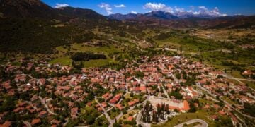 Τα Καλάβρυτα από ψηλά... με φόντο τον Ερύμανθο: ένα μυθικό βουνό (φωτ.: facebook.com/DiscoverKalavritaGR)