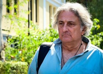 Ο υπνοθεραπευτής  Νάσος Κομιανός που εμπλέκεται στην υπόθεση του θανάτου του τραγουδιστή Γιώργου Μαζωνάκη, πριν από λίγα 24ωρα, στον ανακριτή στα δικαστήρια της πρώην Σχολής Ευελπίδων (φωτ.: Μιχάλης Παπανικολάου/ EUROKINISSI)
