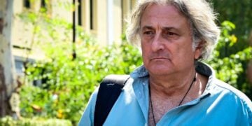 Ο υπνοθεραπευτής  Νάσος Κομιανός που εμπλέκεται στην υπόθεση του θανάτου του τραγουδιστή Γιώργου Μαζωνάκη, πριν από λίγα 24ωρα, στον ανακριτή στα δικαστήρια της πρώην Σχολής Ευελπίδων (φωτ.: Μιχάλης Παπανικολάου/ EUROKINISSI)