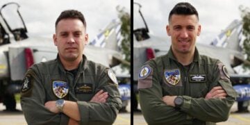 Οι αδικοχαμένοι πιλότοι Δημήτριος Πέτρου και Ιωάννης Μπλέσιας, του F-4E
Phantom II της 338 Μοίρας της 117 Πτέρυγας Μάχης, που συμμετείχε στο Airshow «Athens Flying Week 2026» (φωτ.: Γενικό Επιτελείο Αεροπορίας/ Τμήμα Ενημέρωσης Τύπου/ EUROKINISSI)