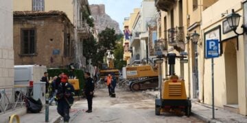 Συνεχίζονται οι έρευνες για τα αίτια της έκρηξης και της κατάρρευσης της διπλοκατοικίας στην Πλάκα, που οδήγησε στον θάνατο έξι ανθρώπους και προκάλεσε εκτεταμένες ζημιές σε μεγάλη ακτίνα (φωτ.: Γιάννης Παναγόπουλος/ EUROKINISSI)