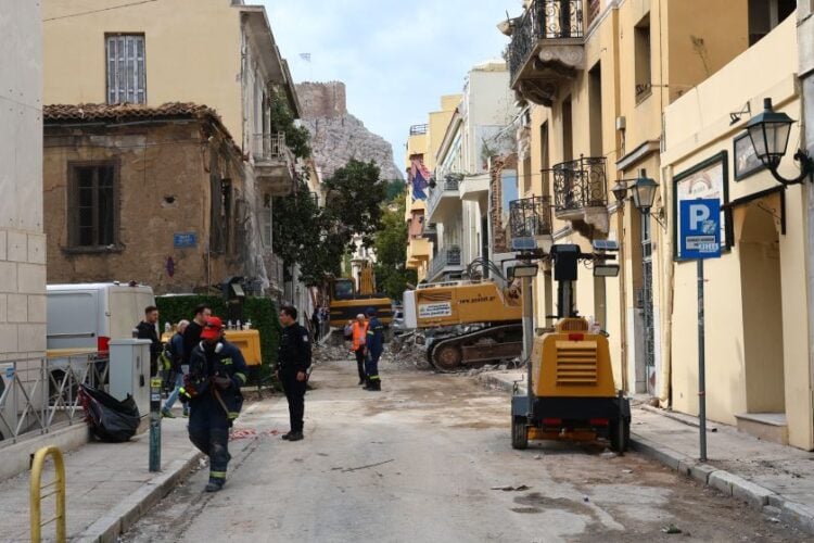 Συνεχίζονται οι έρευνες για τα αίτια της έκρηξης και της κατάρρευσης της διπλοκατοικίας στην Πλάκα, που οδήγησε στον θάνατο έξι ανθρώπους και προκάλεσε εκτεταμένες ζημιές σε μεγάλη ακτίνα   (φωτ.: Γιάννης Παναγόπουλος/ EUROKINISSI)