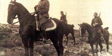 Ο Νικόλαος Πλαστήρας έφιππος, στη Μικρά Ασία, γύρω στο 1922 (πηγή: commons.wikimedia.
org/wiki/
File:PLASTIRAS-1922)