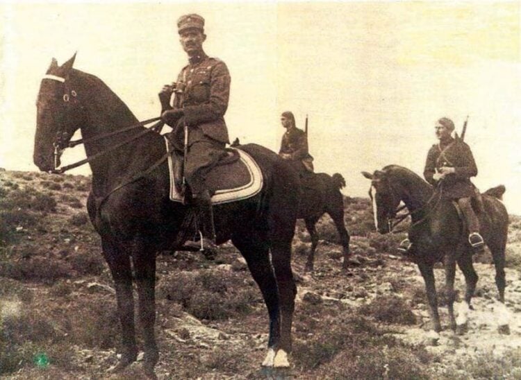 Ο Νικόλαος Πλαστήρας έφιππος, στη Μικρά Ασία, γύρω στο 1922 (πηγή: commons.wikimedia.
org/wiki/
File:PLASTIRAS-1922)