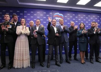 Στελέχη του πολιτικού κόμματος της «Ενωμένης Ρωσίας» στη Μόσχα, αργά το βράδυ της 20ής Σεπτεμβρίου 2026 (φωτ.: EPA/ Ekaterina Shtukina/ SPUTNIK/Government Press Service/POOL)