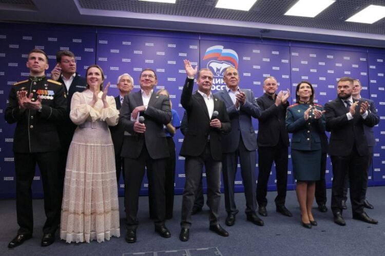 Στελέχη του πολιτικού κόμματος της «Ενωμένης Ρωσίας» στη Μόσχα, αργά το βράδυ της 20ής Σεπτεμβρίου 2026 (φωτ.: EPA/ Ekaterina Shtukina/ SPUTNIK/Government Press Service/POOL)