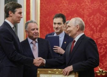 Ο Ρώσος πρόεδρος Βλαντίμιρ Πούτιν (δεξιά) υποδέχεται τον γαμπρό του Τραμπ, Τζάρεντ Κούσνερ (αριστερά) και τον ειδικό απεσταλμένο του προέδρου των ΗΠΑ, Στιβ Γουίτκοφ (δεύτερος από αριστερά), κατά τη συνάντησή τους στο Κρεμλίνο στη Μόσχα, Ρωσία, στις 5 Σεπτεμβρίου 2026 (φωτ.: EPA/GAVRIIL GRIGOROV/ SPUTNIK/ KREMLIN / POOL)