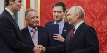 Ο Ρώσος πρόεδρος Βλαντίμιρ Πούτιν (δεξιά) υποδέχεται τον γαμπρό του Τραμπ, Τζάρεντ Κούσνερ (αριστερά) και τον ειδικό απεσταλμένο του προέδρου των ΗΠΑ, Στιβ Γουίτκοφ (δεύτερος από αριστερά), κατά τη συνάντησή τους στο Κρεμλίνο στη Μόσχα, Ρωσία, στις 5 Σεπτεμβρίου 2026 (φωτ.: EPA/GAVRIIL GRIGOROV/ SPUTNIK/ KREMLIN / POOL)