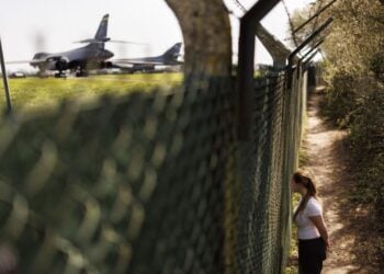 Βομβαρδιστικά Rockwell B-1 Lancer της Αεροπορίας των ΗΠΑ έξω από την αεροπορική βάση RAF Fairford στο Γκλόστερσιρ της Βρετανίας (φωτ. αρχείου: EPA/TOLGA AKMEN)