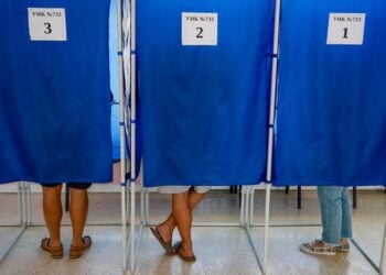 Πολίτες ψηφίζουν σε εκλογικό τμήμα στη Μαριούπολη της περιφέρειας Ντονέτσκ, στις 19 Σεπτεμβρίου 2026. Η Ρωσία εκλέγει τη νέα Κρατική Δούμα, την κάτω βουλή του κοινοβουλίου, κατά τη διάρκεια της ενιαίας ημέρας ψηφοφορίας από τις 18 έως τις 20 Σεπτεμβρίου (φωτ.:  EPA/STRINGER)