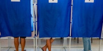 Πολίτες ψηφίζουν σε εκλογικό τμήμα στη Μαριούπολη της περιφέρειας Ντονέτσκ, στις 19 Σεπτεμβρίου 2026. Η Ρωσία εκλέγει τη νέα Κρατική Δούμα, την κάτω βουλή του κοινοβουλίου, κατά τη διάρκεια της ενιαίας ημέρας ψηφοφορίας από τις 18 έως τις 20 Σεπτεμβρίου (φωτ.:  EPA/STRINGER)