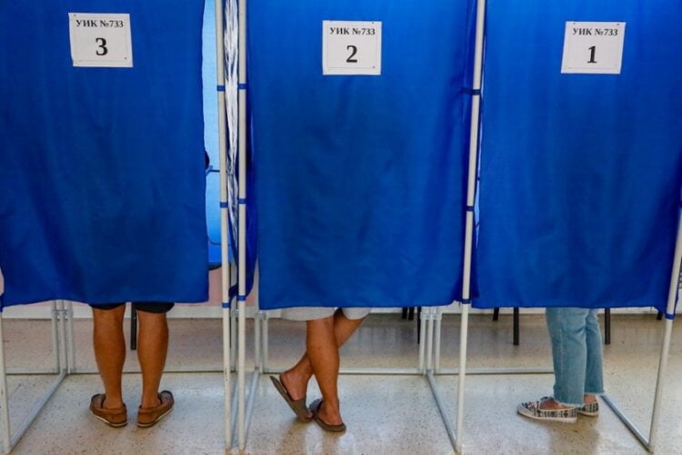 Πολίτες ψηφίζουν σε εκλογικό τμήμα στη Μαριούπολη της περιφέρειας Ντονέτσκ, στις 19 Σεπτεμβρίου 2026. Η Ρωσία εκλέγει τη νέα Κρατική Δούμα, την κάτω βουλή του κοινοβουλίου, κατά τη διάρκεια της ενιαίας ημέρας ψηφοφορίας από τις 18 έως τις 20 Σεπτεμβρίου (φωτ.: EPA/STRINGER)