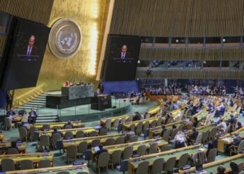 Ο υπουργός Εξωτερικών της Ρωσικής Ομοσπονδίας, Σεργκέι Λαβρόφ, μιλά κατά τη διάρκεια της Γενικής Συζήτησης της 81ης συνόδου της Γενικής Συνέλευσης του ΟΗΕ στην έδρα των Ηνωμένων Εθνών στη Νέα Υόρκη (φωτ.: EPA/SARAH YENESEL)