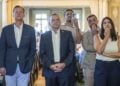 Ο πρόεδρος της οργάνωσης «Pro Switzerland» Στέφαν Ρίτικερ, το πρώην μέλος του Εθνικού Συμβουλίου Βάλτερ Βόμπμαν, ο Βενσάν Γκρεγκολό και ο Σαμουέλ Σομμαρούγκα από την επιτροπή της «Πρωτοβουλίας για την Ουδετερότητα», καθώς και η τοπική πολιτικός Μπρίνα Γκφέλερ, παρακολουθούν τα αποτελέσματα του δημοψηφίσματος για την «Διασφάλιση της ελβετικής ουδετερότητας (Πρωτοβουλία για την Ουδετερότητα)», στη Βέρνη της Ελβετίας, στις 27 Σεπτεμβρίου 2026 (φωτ.: EPA/KEYSTONE
/PETER SCHNEIDER)
