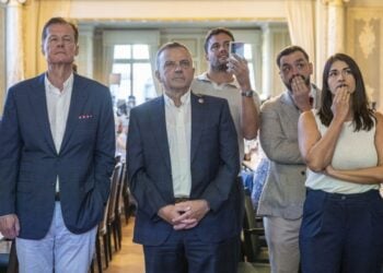 Ο πρόεδρος της οργάνωσης «Pro Switzerland» Στέφαν Ρίτικερ, το πρώην μέλος του Εθνικού Συμβουλίου Βάλτερ Βόμπμαν, ο Βενσάν Γκρεγκολό και ο Σαμουέλ Σομμαρούγκα από την επιτροπή της «Πρωτοβουλίας για την Ουδετερότητα», καθώς και η τοπική πολιτικός Μπρίνα Γκφέλερ, παρακολουθούν τα αποτελέσματα του δημοψηφίσματος για την «Διασφάλιση της ελβετικής ουδετερότητας (Πρωτοβουλία για την Ουδετερότητα)», στη Βέρνη της Ελβετίας, στις 27 Σεπτεμβρίου 2026 (φωτ.: EPA/KEYSTONE
/PETER SCHNEIDER)