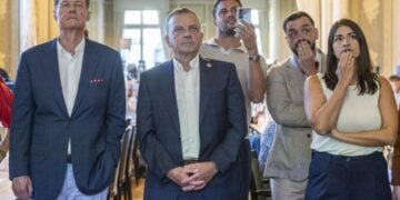 Ο πρόεδρος της οργάνωσης «Pro Switzerland» Στέφαν Ρίτικερ, το πρώην μέλος του Εθνικού Συμβουλίου Βάλτερ Βόμπμαν, ο Βενσάν Γκρεγκολό και ο Σαμουέλ Σομμαρούγκα από την επιτροπή της «Πρωτοβουλίας για την Ουδετερότητα», καθώς και η τοπική πολιτικός Μπρίνα Γκφέλερ, παρακολουθούν τα αποτελέσματα του δημοψηφίσματος για την «Διασφάλιση της ελβετικής ουδετερότητας (Πρωτοβουλία για την Ουδετερότητα)», στη Βέρνη της Ελβετίας, στις 27 Σεπτεμβρίου 2026 (φωτ.: EPA/KEYSTONE
/PETER SCHNEIDER)