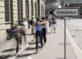 Άνθρωποι αποχωρούν από εκλογικό τμήμα κοντά στον σιδηροδρομικό σταθμό της Βέρνης, κατά τη διάρκεια της κυριακάτικης ψηφοφορίας για το δημοψήφισμα στην Ελβετία (φωτ.: EPA/ ALESSANDRO DELLA VALLE)