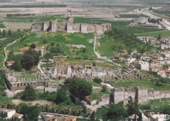 Η Βασιλική του Αγίου Ιωάννη και το Κάστρο του Αγιασολούκ, το 2012 (πηγή: creativecommons.org/licenses/by-sa/3.0)