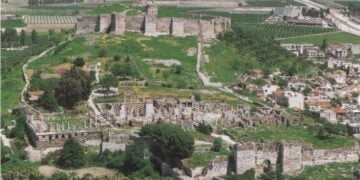 Η Βασιλική του Αγίου Ιωάννη και το Κάστρο του Αγιασολούκ, το 2012 (πηγή: creativecommons.org/licenses/by-sa/3.0)