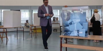 Ο Αλεξάνταρ Βούτσιτς ετοιμάζεται να ψηφίσει στις τοπικές και δημοτικές εκλογές στο Βελιγράδι, στις 2 Ιουνίου 2024 (φωτ.: EPA / Andrej Cukic)