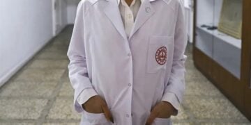 Λευκές ποδιές σαν αυτή της εικόνας αναμένεται να φορούν οι εκπαιδευτικοί στην Τουρκία, γεγονός που τους έχει εξοργίσει (φωτ.: syriacpress.com)