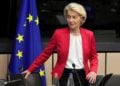 Η πρόεδρος της Ευρωπαϊκής Επιτροπής, Ούρσουλα φον ντερ Λάιεν στη συνεδρίαση του Σώματος των Επιτρόπων στο Ευρωπαϊκό Κοινοβούλιο στο Στρασβούργο της Γαλλίας (φωτ.: EPA/RONALD WITTEK)