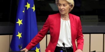 Η πρόεδρος της Ευρωπαϊκής Επιτροπής, Ούρσουλα φον ντερ Λάιεν στη συνεδρίαση του Σώματος των Επιτρόπων στο Ευρωπαϊκό Κοινοβούλιο στο Στρασβούργο της Γαλλίας (φωτ.: EPA/RONALD WITTEK)