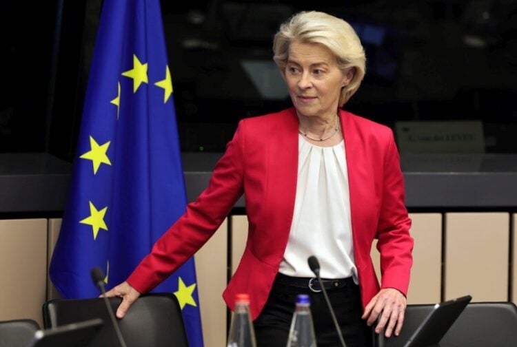 Η πρόεδρος της Ευρωπαϊκής Επιτροπής, Ούρσουλα φον ντερ Λάιεν στη συνεδρίαση του Σώματος των Επιτρόπων στο Ευρωπαϊκό Κοινοβούλιο στο Στρασβούργο της Γαλλίας (φωτ.: EPA/RONALD WITTEK)