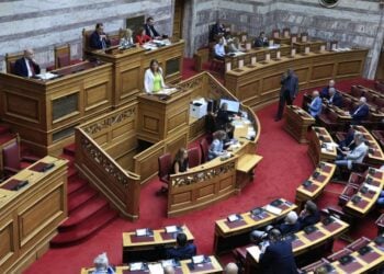 Συζήτηση στη Βουλή και ψήφιση για την άρση ασυλίας της προέδρου της Πλεύσης Ελευθερίας, Ζωής Κωνσταντοπούλουκαι των βουλευτών Λευτέρη Αυγενάκη και Μακάριου Λαζαρίδη (φωτ.: Γιώργος Κονταρίνης/ EUROKINISSI)