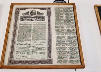 «Ελληνική κυβέρνησις προσφυγικόν δάνειον, 1924», γράφει το τεκμήριο στο κέντρο, στα αγγλικά και στα ελληνικά (πηγή: Facebook / Greek Museum of Adelaide Inc.)