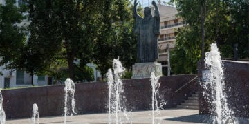 Ο ανδριάντας του Αγίου Χρυσοστόμου Σμύρνης, στο Πάρκο της Εθνικής Μνημοσύνης στη Νέα Σμύρνη (φωτ.: Facebook / ΕΣΤΙΑ Νέας Σμύρνης)