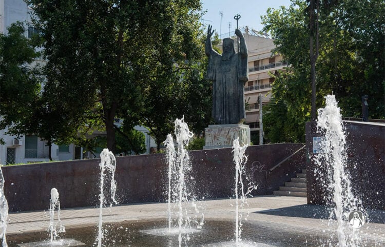Ο ανδριάντας του Αγίου Χρυσοστόμου Σμύρνης, στο Πάρκο της Εθνικής Μνημοσύνης στη Νέα Σμύρνη (φωτ.: Facebook / ΕΣΤΙΑ Νέας Σμύρνης)