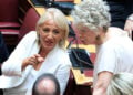 Ρένα Δούρου και Έλενα Ακρίτα στα βουλευτικά έδρανα. Τετάρτη 2 Σεπτεμβρίου 2026   (φωτ.: EUROKINISSI / Γιώργος Κονταρίνης)