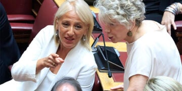 Ρένα Δούρου και Έλενα Ακρίτα στα βουλευτικά έδρανα. Τετάρτη 2 Σεπτεμβρίου 2026   (φωτ.: EUROKINISSI / Γιώργος Κονταρίνης)