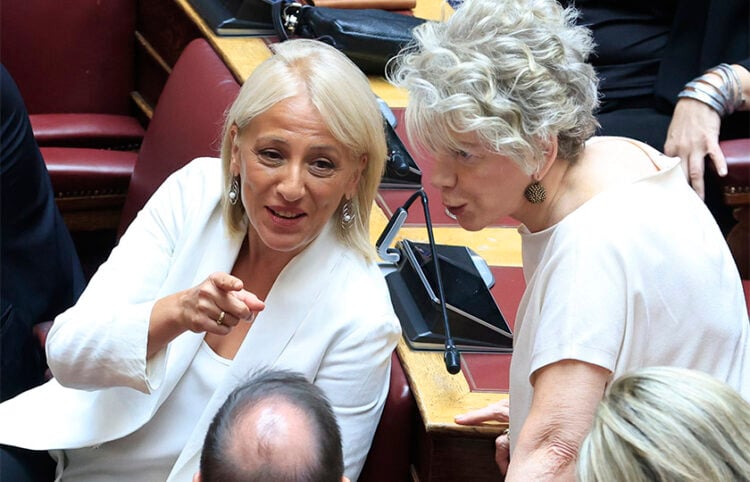 Ρένα Δούρου και Έλενα Ακρίτα στα βουλευτικά έδρανα. Τετάρτη 2 Σεπτεμβρίου 2026 (φωτ.: EUROKINISSI / Γιώργος Κονταρίνης)