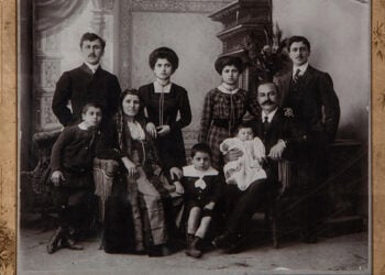 Αναμνηστική φωτογραφία της οικογένειας Αλέξανδρου Ακριτίδη. Ο Αλέξανδρος Ακριτίδης είναι καθιστός δεξιά και έχει στην αγκαλιά του την εγγονή του Βαλεντίνη. Πίσω του στέκονται η κόρη του Αυγή και ο γιος του Θεόδωρος. Αριστερά καθιστή η σύζυγός του Κλειώ πλαισιωμένη από τους γιους της Γιάννη (αριστερά) και Γιώργο (δεξιά). Πίσω της στέκονται ο γιος της Παναγιώτης με τη γυναίκα του Φωφώ. Από το αρχείο της Επιτροπής Ποντιακών Μελετών