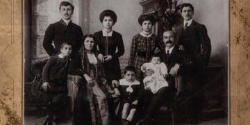 Αναμνηστική φωτογραφία της οικογένειας Αλέξανδρου Ακριτίδη. Ο Αλέξανδρος Ακριτίδης είναι καθιστός δεξιά και έχει στην αγκαλιά του την εγγονή του Βαλεντίνη. Πίσω του στέκονται η κόρη του Αυγή και ο γιος του Θεόδωρος. Αριστερά καθιστή η σύζυγός του Κλειώ πλαισιωμένη από τους γιους της Γιάννη (αριστερά) και Γιώργο (δεξιά). Πίσω της στέκονται ο γιος της Παναγιώτης με τη γυναίκα του Φωφώ. Από το αρχείο της Επιτροπής Ποντιακών Μελετών