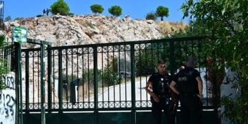 Αστυνομικοί έχουν αποκλείσει την είσοδο στην περιοχή Αλεπότρυπα, της Κυψέλης. Τρίτη 8 Σεπτεμβρίου 2026   (φωτ.: EUROKINISSI / Τατιάνα Μπόλαρη)