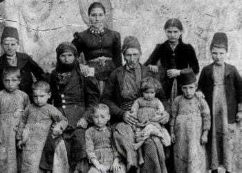 Αρμενική οικογένεια από το Μεζιρέχ της ανατολικής Τουρκίας, περίπου το 1910 – από τη συλλογή της Δημόσιας Βιβλιοθήκης του Γουότερταουν της Μασαχουσέτης (φωτ.: ARMENIAN FACES of the PAST - FREE IMAGE EXCHANGE / Donnarose Russian / Facebook)