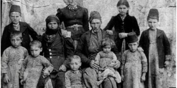 Αρμενική οικογένεια από το Μεζιρέχ της ανατολικής Τουρκίας, περίπου το 1910 – από τη συλλογή της Δημόσιας Βιβλιοθήκης του Γουότερταουν της Μασαχουσέτης (φωτ.: ARMENIAN FACES of the PAST - FREE IMAGE EXCHANGE / Donnarose Russian / Facebook)