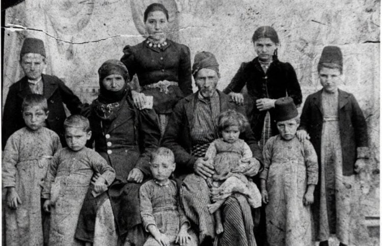 Αρμενική οικογένεια από το Μεζιρέχ της ανατολικής Τουρκίας, περίπου το 1910 – από τη συλλογή της Δημόσιας Βιβλιοθήκης του Γουότερταουν της Μασαχουσέτης (φωτ.: ARMENIAN FACES of the PAST - FREE IMAGE EXCHANGE / Donnarose Russian / Facebook)